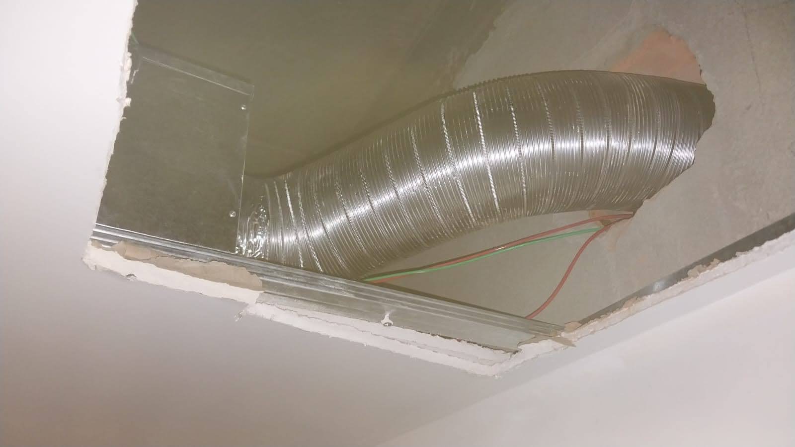 Instalação de duto flexível no teto do Centro Clínico São Francisco